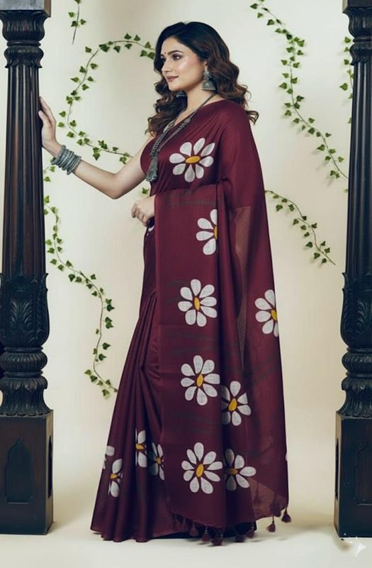 maroon-mul-handpainted-saree-with-daisy-flowers-side-view-by-swamini-sarees